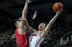 足球直播平台-包含广州队逆转雷霆，王哲林状态火热的词条