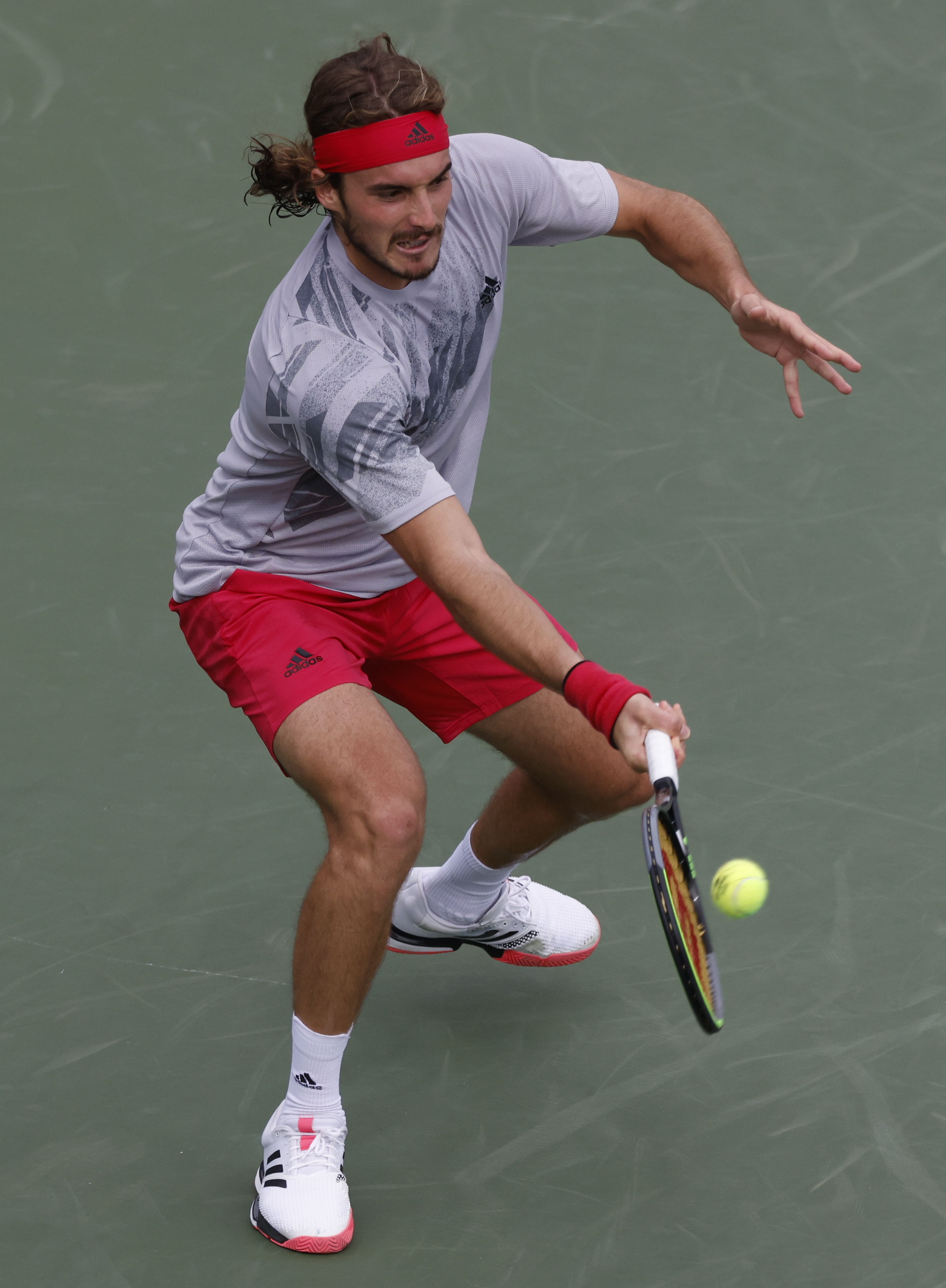 关于德国网球队鏖战英国网球队，西西帕斯爆发神勇的信息