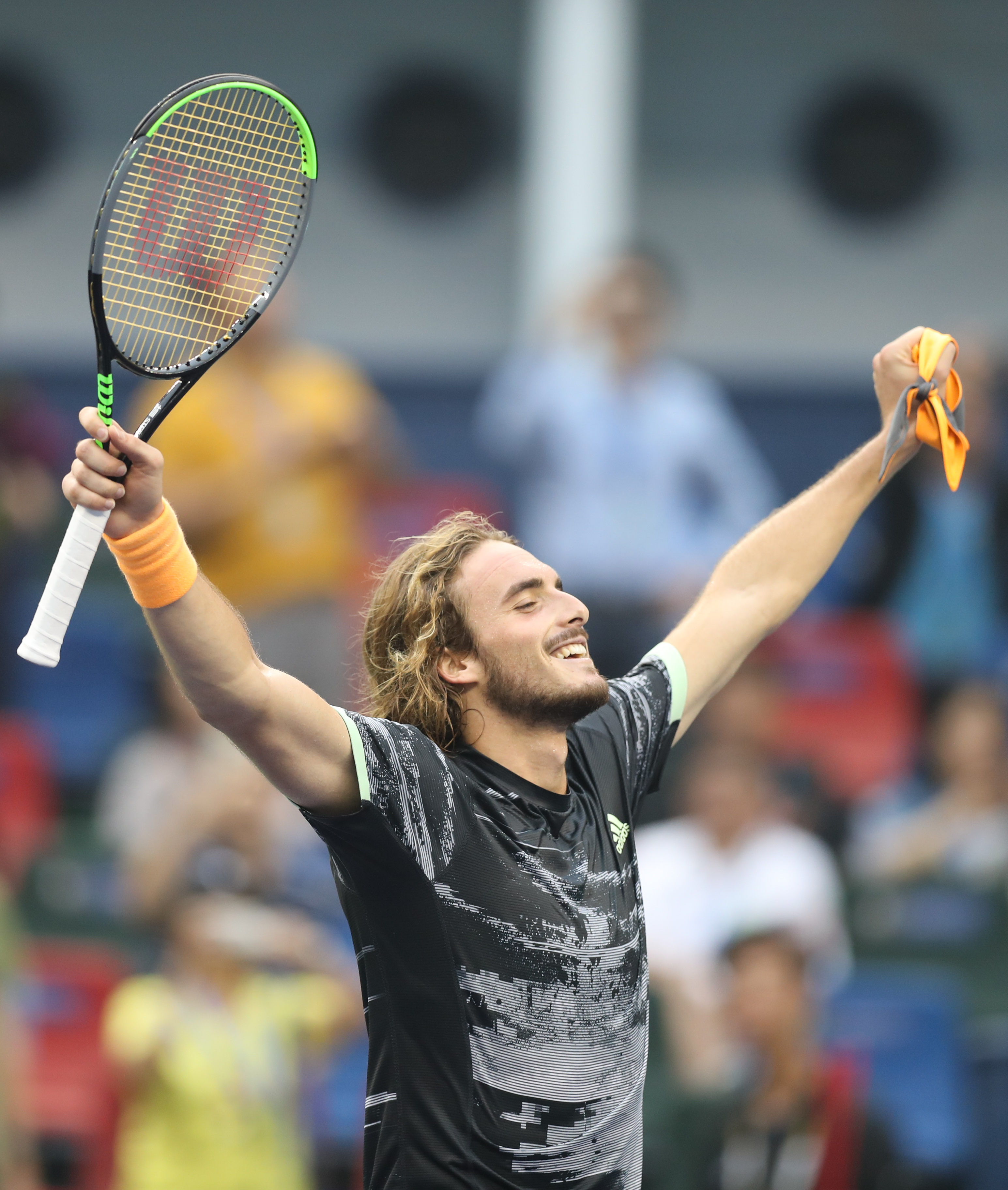 关于德国网球队鏖战英国网球队，西西帕斯爆发神勇的信息